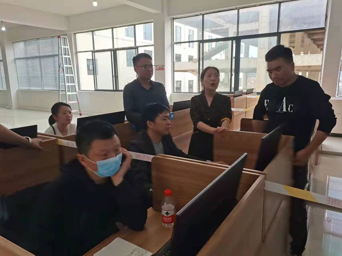 市住建局建筑业科科长刘金礼到协会考试基地指导三类人员考试系统测试工作