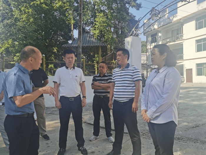 市乡村振兴局、市住建局到万山区梅花村调研特色田园乡村·乡村振兴集成示范试点建设