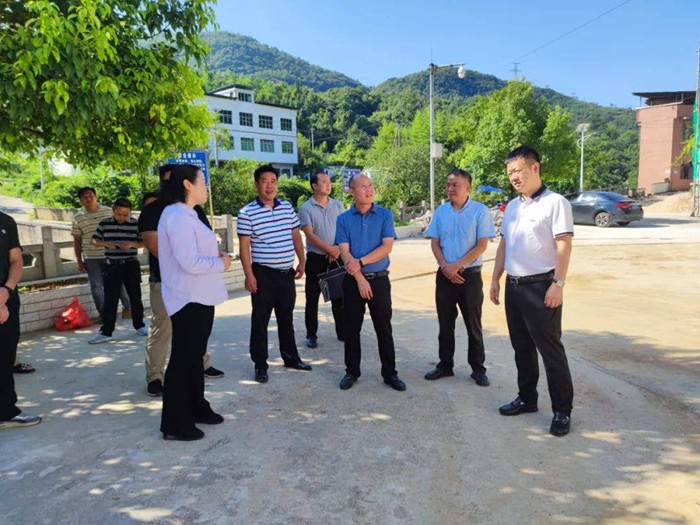 市乡村振兴局、市住建局到万山区梅花村调研特色田园乡村·乡村振兴集成示范试点建设