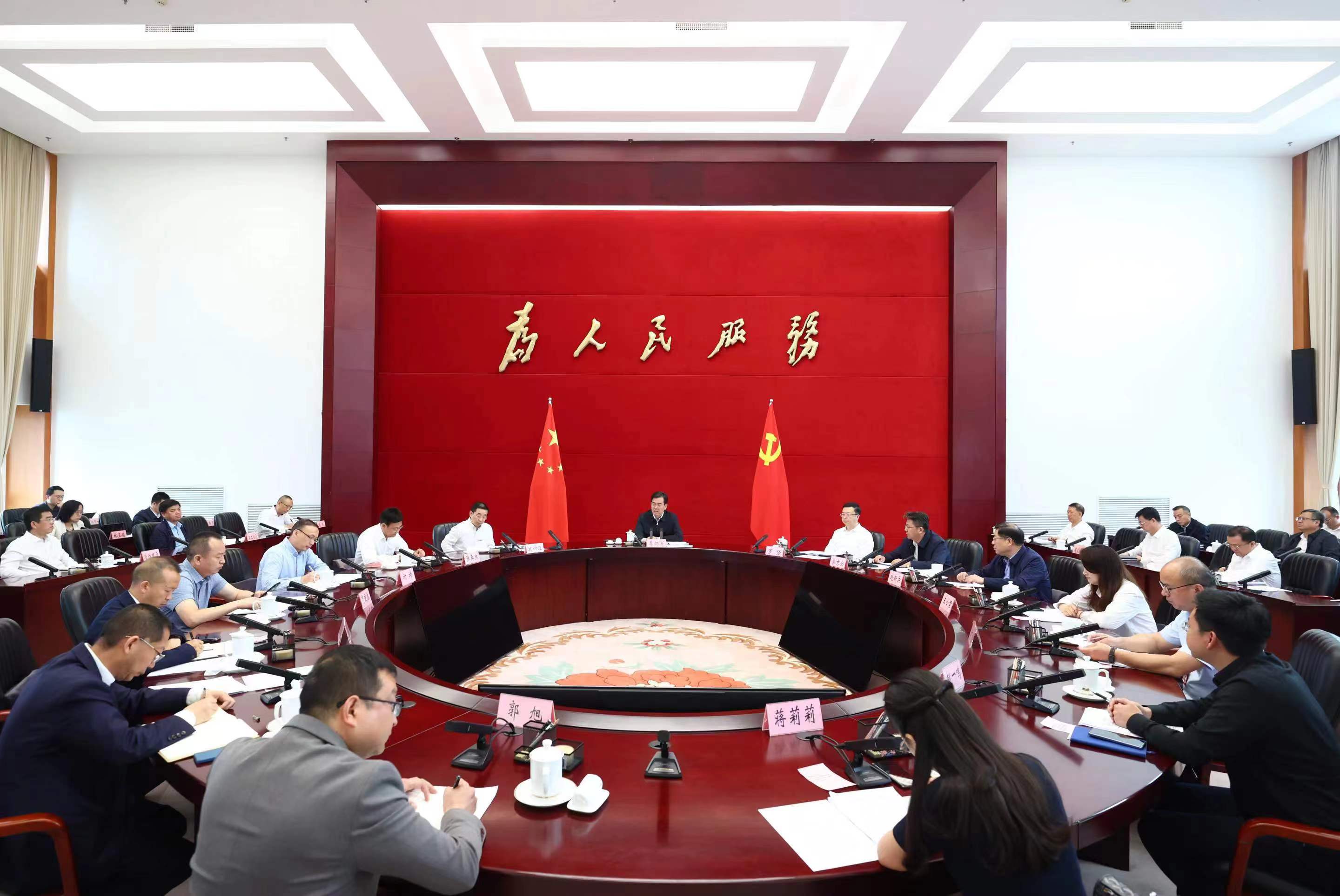 李炳军主持召开专家和民营企业家座谈会